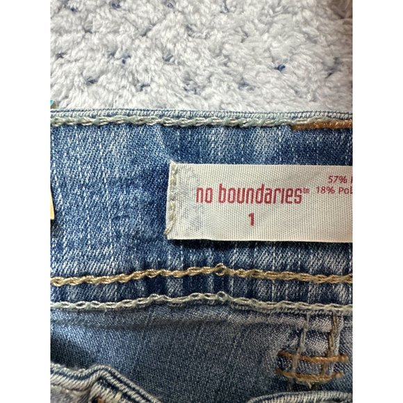 No Boundaries Junior Womens 1 Flare Leg Light Wash Blue Denim Stretch - Picture 3 of 7